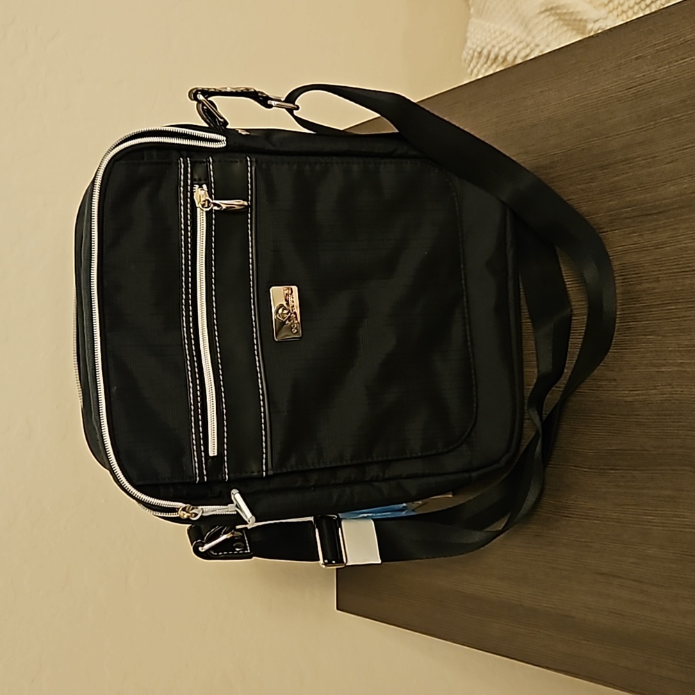 NEW! Eagle Creek Day Travelers Roz shoulder bag